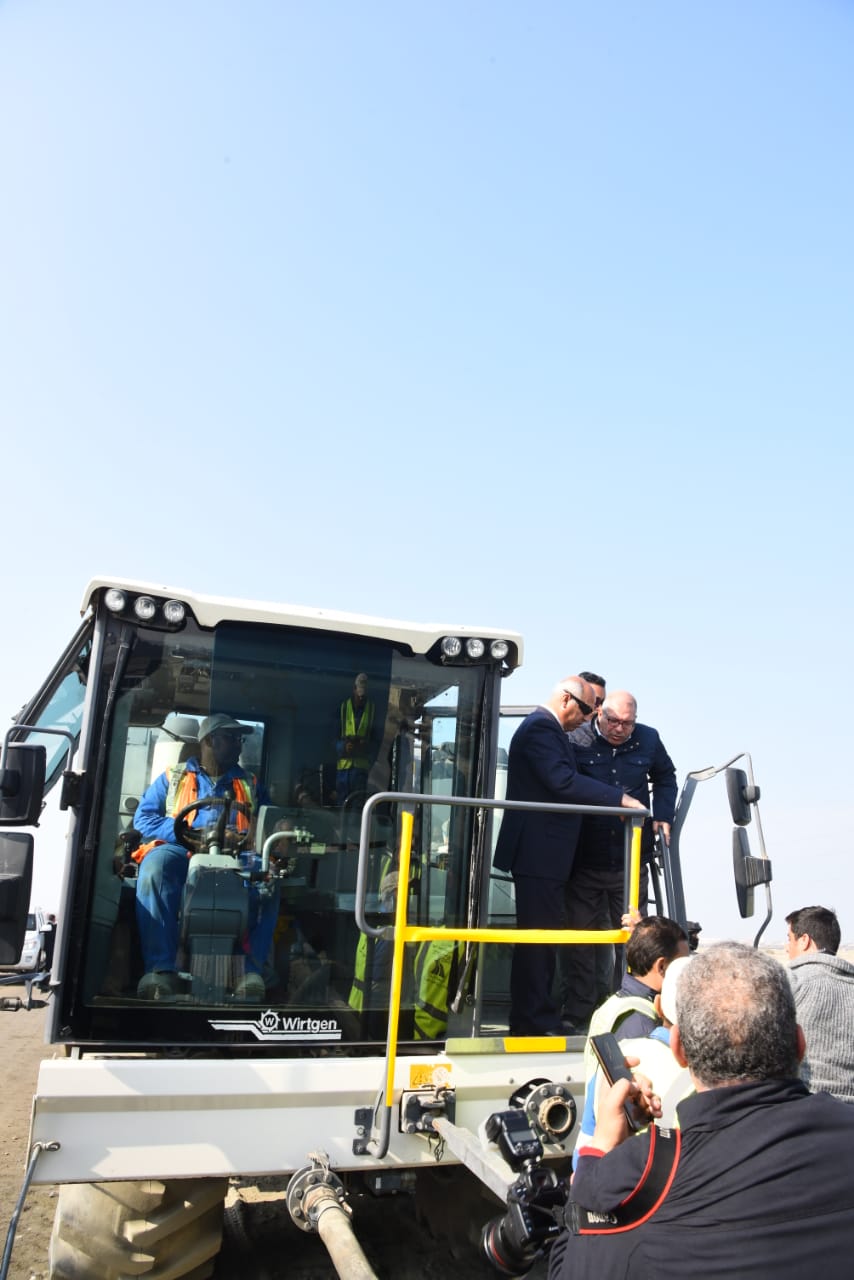 وزير النقل ومحافظ بورسعيد يتابعان سير العمل  بكوبري أشتوم الجميل ويوجه بنظام رصف جديد لمواجهةالعوامل الجوية (8)